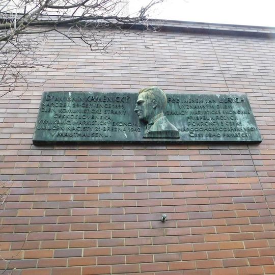 Pamětní deska Antonína Kamenického na budově VŠE na Žižkově