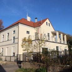 Budova školy v Nedvězí u Říčan