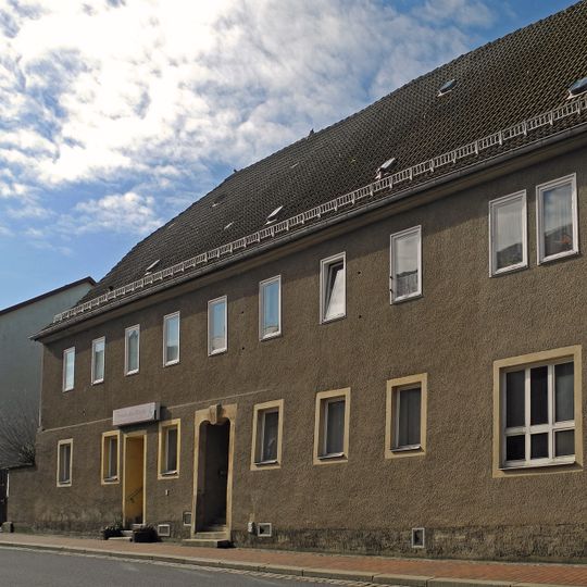 Wohnhaus in geschlossener Bebauung und Scheune Freiberger Straße 8