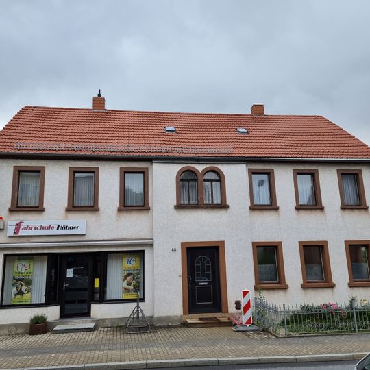 Wohnhaus in offener Bebauung, mit Ladeneinbau Hauptstraße 48