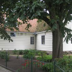 Houten huis van L-vormige plattegrond