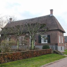 Boerderij op de weg naar de kerk, middenlangsdeeltype met t-huis