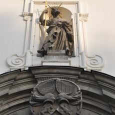 Socha svatého Tomáše nad portálem kostela svatého Tomáše v Brně