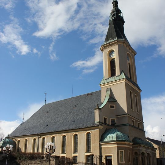 Evangelische Pfarrkirche, Kirchhof, neun Grabmale und Kirchhofseinfriedung mit drei Toren Kirchplatz 1