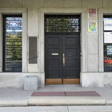 Pamětní deska v Šumperku na Masarykově náměstí na budově gymnázia