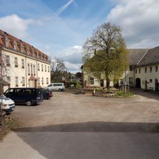 Herrenhaus, Wirtschaftsgebäude, drei Scheunen, ein Seitengebäude und Toreinfahrt eines Rittergutes (Einzeldenkmal zu ID-Nr. 09306211) Brösgener Straße 2