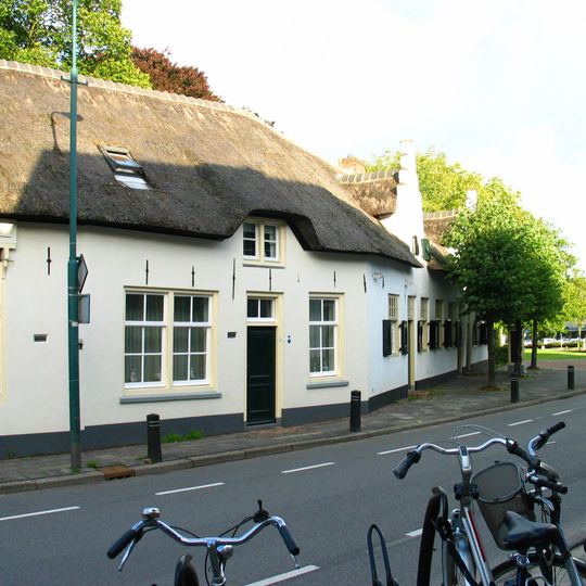 Broederschapshuisjes: lage huisjes, gepleisterd en met riet gedekt, trapgeveltje. Halve luiken, oude roeden vensters, aan de achterzijde een uitgebouwde vleugel