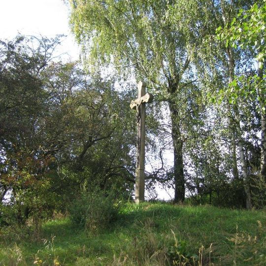 Pamětní kříž u vodojemu severně od Věžnice při cestě k větrné elektrárně