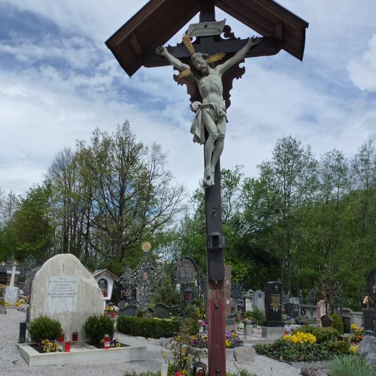 Alter Friedhof mit Ummauerung und Kruzifix