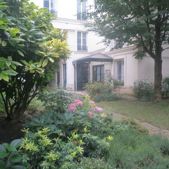 Hôtel, au fond du jardin, 6 rue du Val-de-Grâce