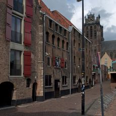 Pakhuis met schilddak, ongeveer loodrecht op de straat