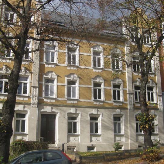 Mietshaus in geschlossener Bebauung mit Vorgarten Nürnberger Straße 9