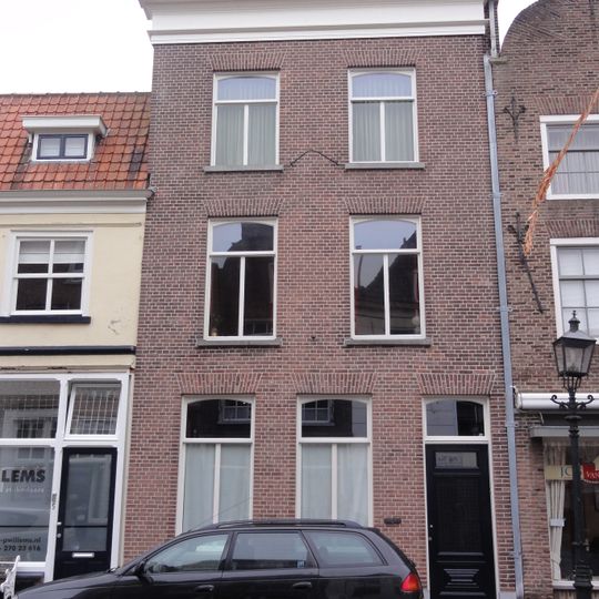 Huis met schilddak en eenvoudige 19e-eeuwse lijstgevel. Nog geheel woonhuis