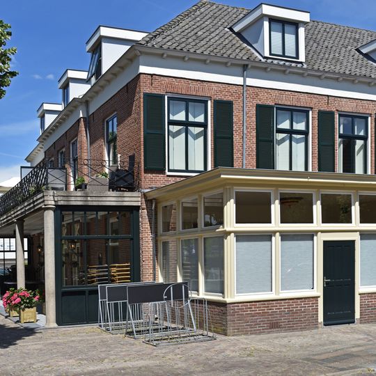 Huis met verdieping op ongeveer vierkante plattegrond en met een omlopend schilddak