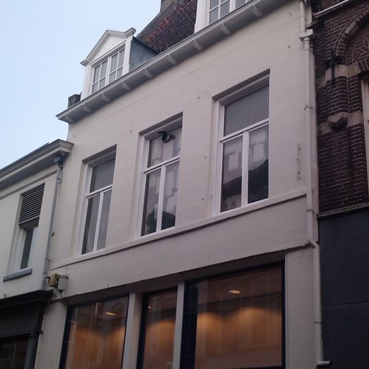 Huis met zadeldak tussen tuitgevels