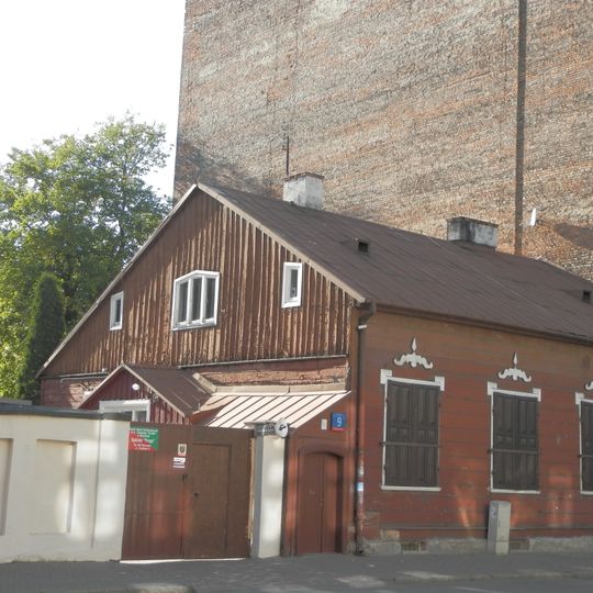 Dom - budynek Ogniska Wychowawczego „Praga” Zespołu Ognisk Wychowawczych im. K. Lisieckiego „Dziadka”