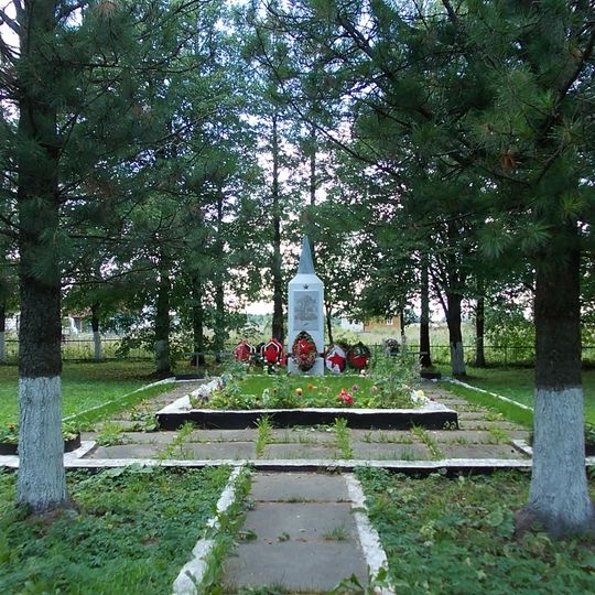 Братская могила, где захоронено свыше 4000 советских граждан, погибших от рук фашистов во время Великой Отечественной войны, в числе погибших — группа советских разведчиков