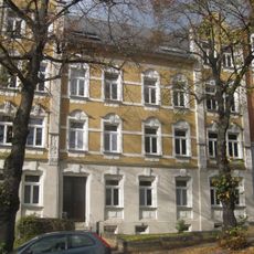 Mietshaus in geschlossener Bebauung mit Vorgarten Nürnberger Straße 9