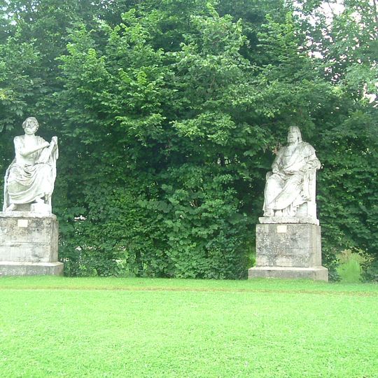 Skulpturen im Schulgarten von Bernau am Chiemsee