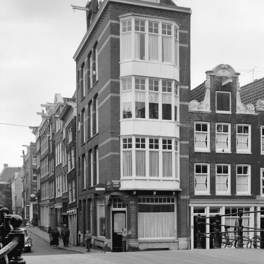 Pand met halsgevel met gedeelde vleugelstukken en volutenafdekking