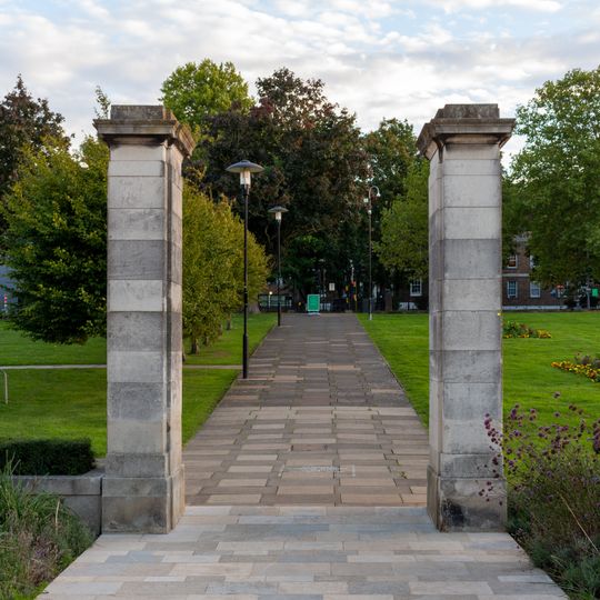 Walthamstow Civic Centre Eight Pairs Of Gatepiers In Forecourt To South Of Centre