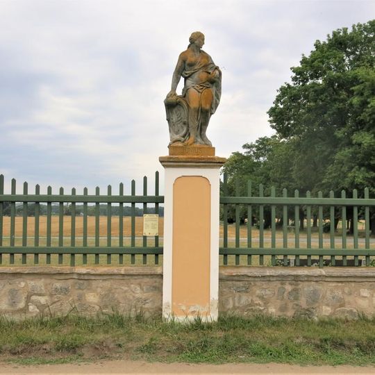 Alegorická socha Červen v ohradě zámecké zahrady ve Veltrusech