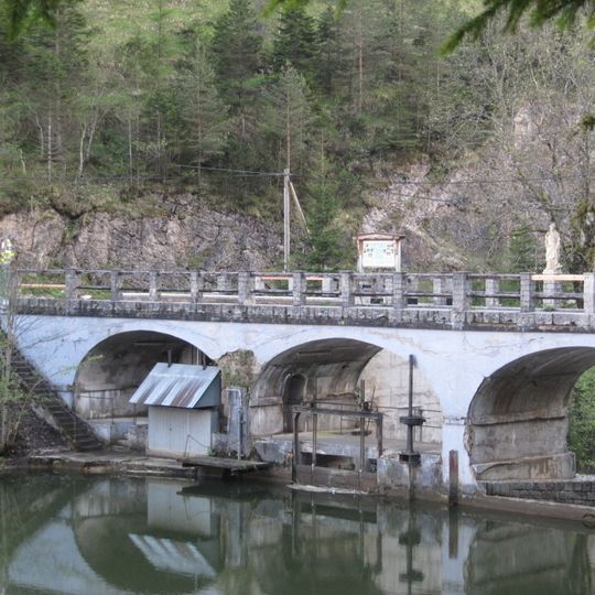 Brücke und Figur, Objekte 10 und 11