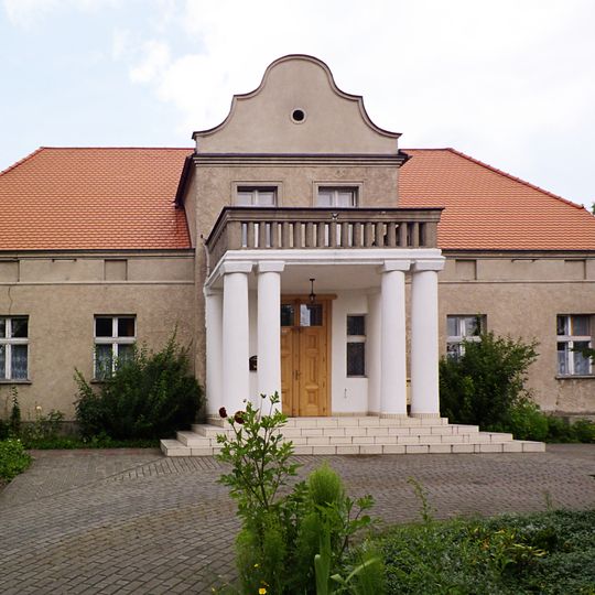 Plebania, Kościelna 8 w Margoninie