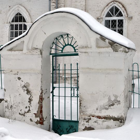 Ограда с двумя воротами и калиткой