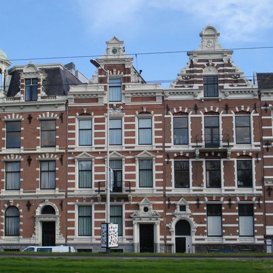 Rij van vier herenhuizen in neo-renaissance stijl