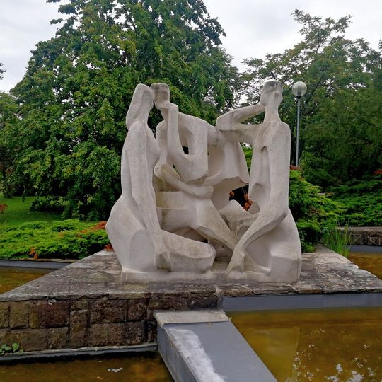 Sousoší v areálu ústavů Akademie věd v Krči