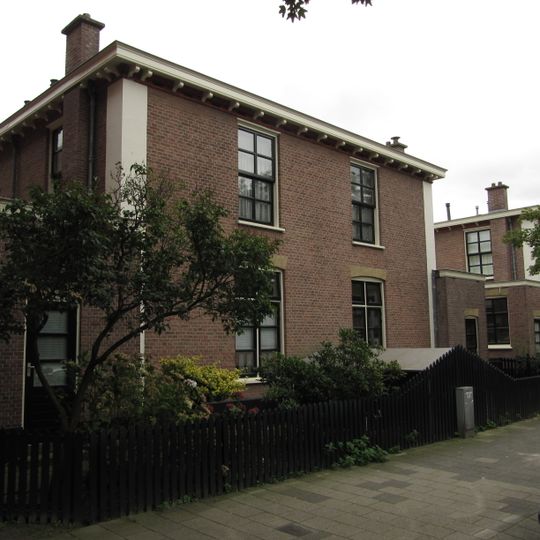 Blok van vier rug-aan-rug gebouwde woningen op vierkante plattegrond, bestaande uit begane grond en verdieping onder een plat dak