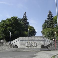 Pamätník Slavín, reliéf figurálny