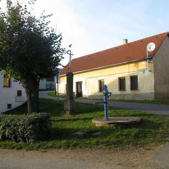 Kříž v Bělčicích u křižovatky