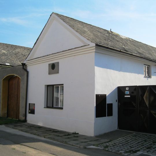 Dům čp. 7 s pamětní deskou F. Hrubého