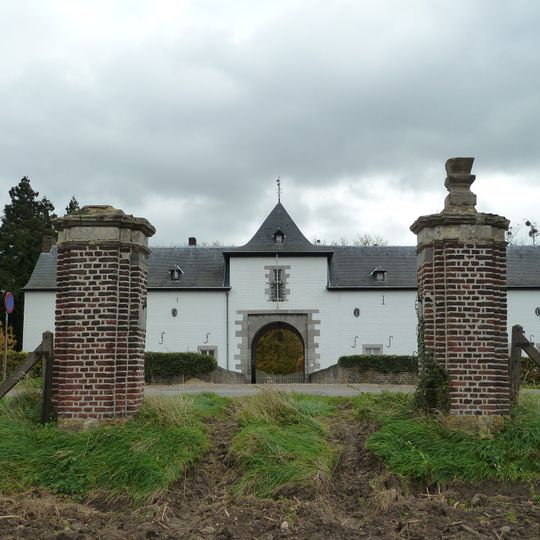 Twee met vazen bekroonde pilaren bij Kasteel Geulle