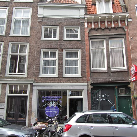 Pand met verkropte lijstgevel