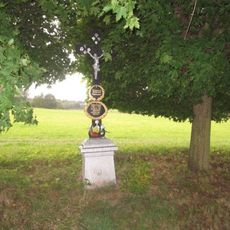 Kříž jižně od Zvíkova u lesa