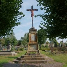 Centrální kříž na hřbitově v Lomnici nad Popelkou