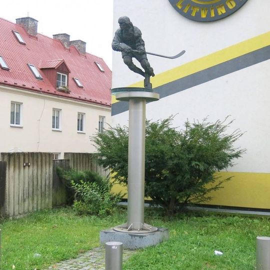 Socha Ivana Hlinky u Zimního stadionu v Litvínově