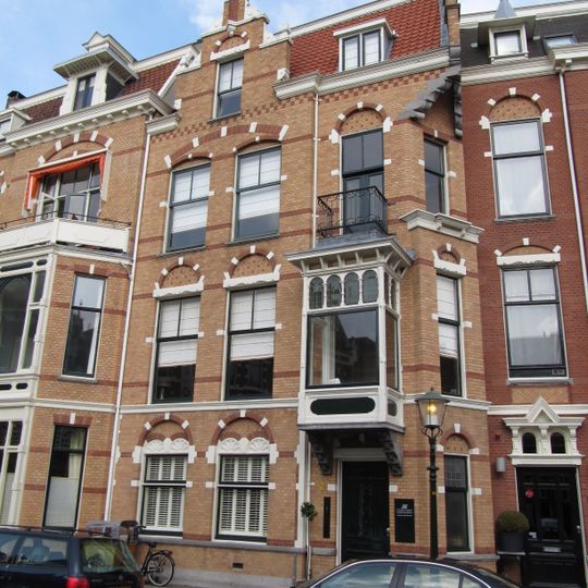 Pand in neo-renaissance trant. In de gevel vensters met geblokte ontlastingsbogen. Topgevel met voluten. Erkeruitbouw