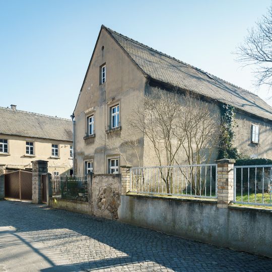 Wohnstallhaus, Toreinfahrt, Vorgarteneinfriedung und Hofpflaster eines ehemaligen Dreiseithofes Zum Tannenhof 4