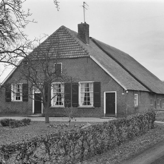 Boerderij met wolfdak, gedekt door pannen en riet