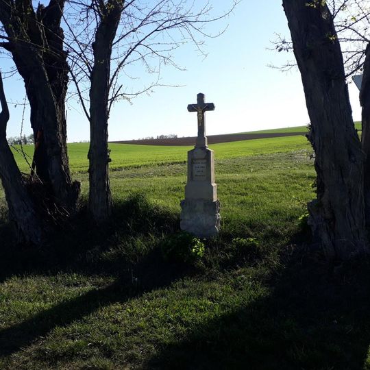 Kříž západně od Čívic u křižovatky