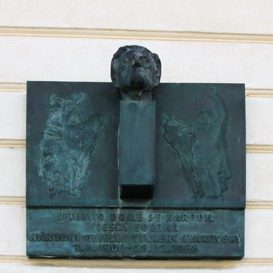 Pamětní deska Vincence Makovského na domě Vratislavovo náměstí 11 v Novém Městě na Moravě