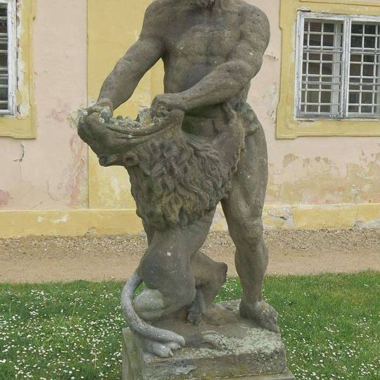 Socha Herkula se lvem u zámku v Krásném Dvoře