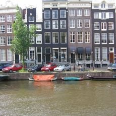 Pand met gevel onder gesneden rechte lijst