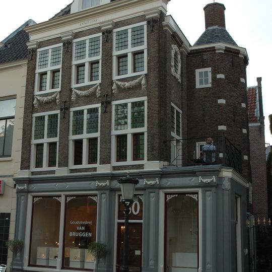 Pand met pilastergevel met rechte kroonlijst met guirlandes versierd en torenvormige aanbouw, omtrent 1650