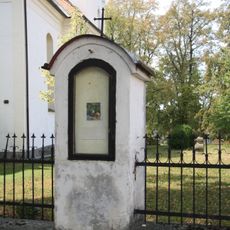 Výklenková kaplička v Senožatech u kostela sv. Jana Nepomuckého