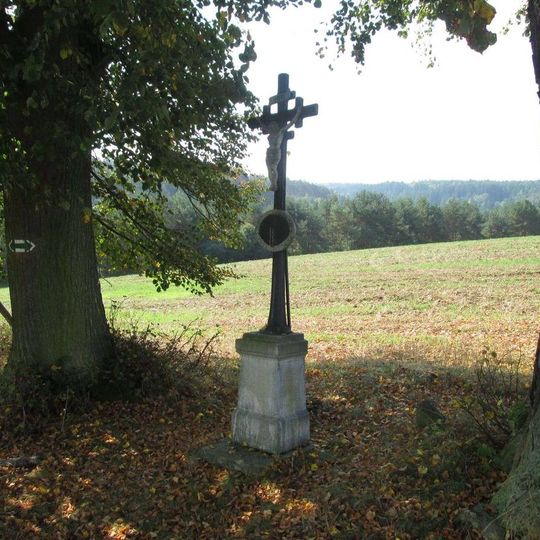 Kříž jihovýchodně od Mlečic